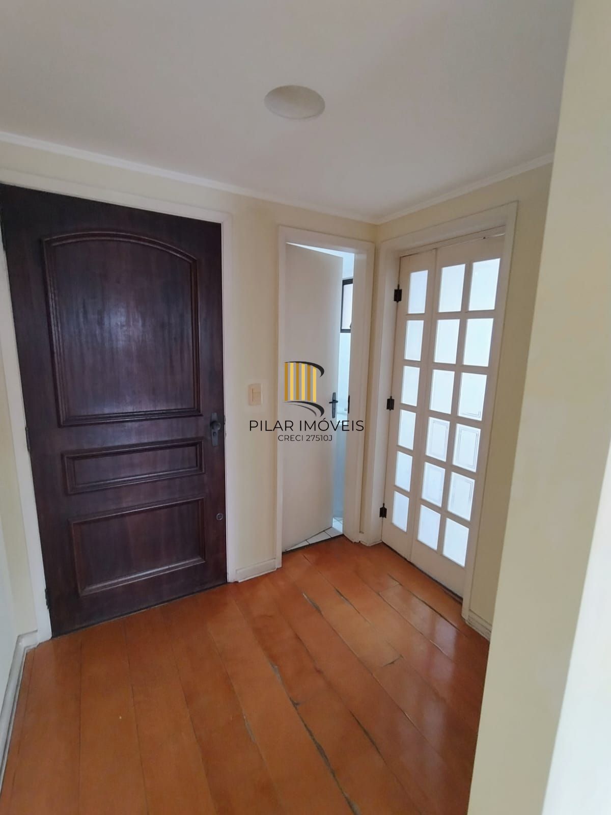 Vende apartamento 2 quartos, andar alto, sacada e gragem na cidade Baixa.