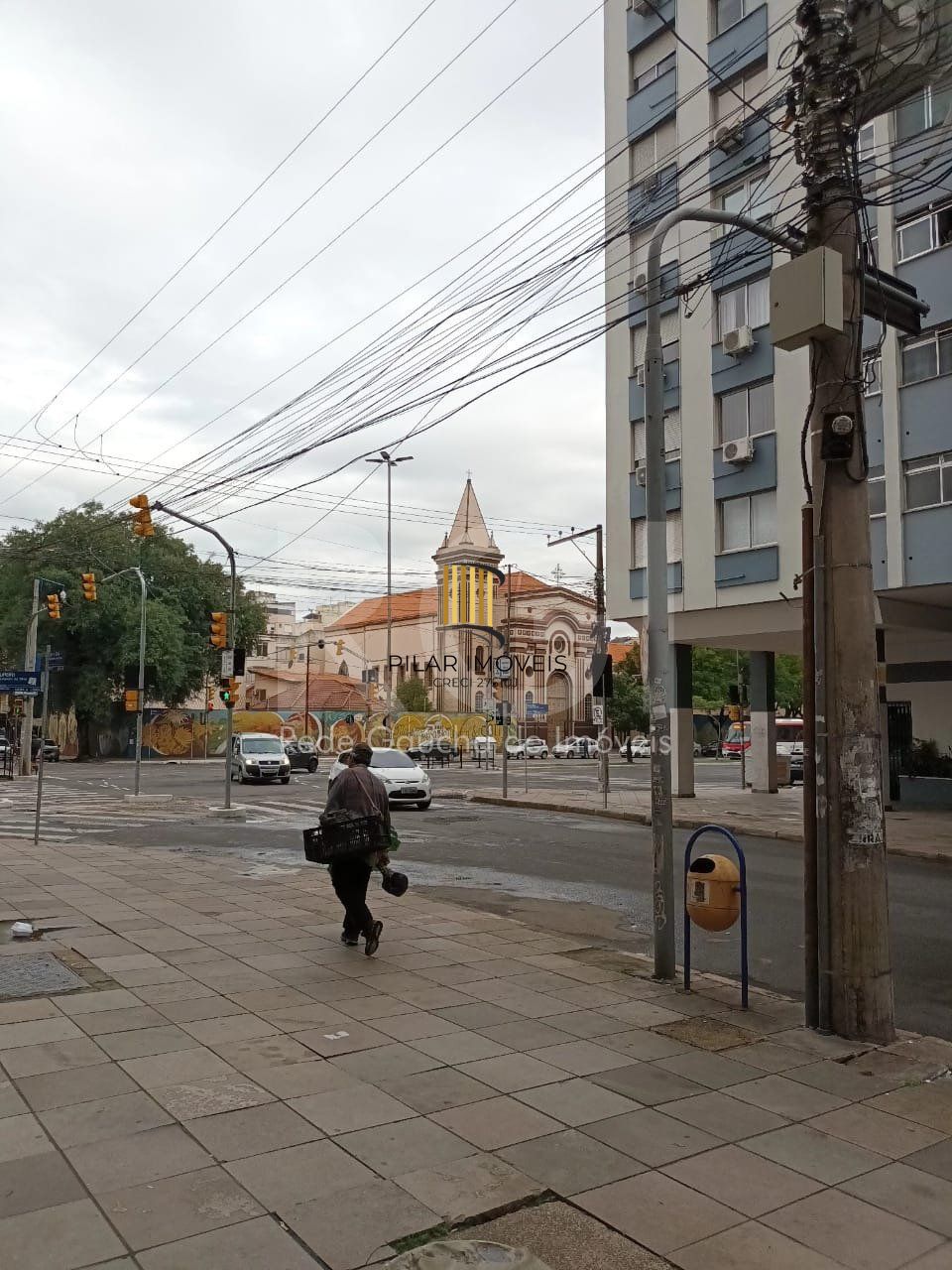 Jk no miolo da Cidade Baixa, andar alto com vista!