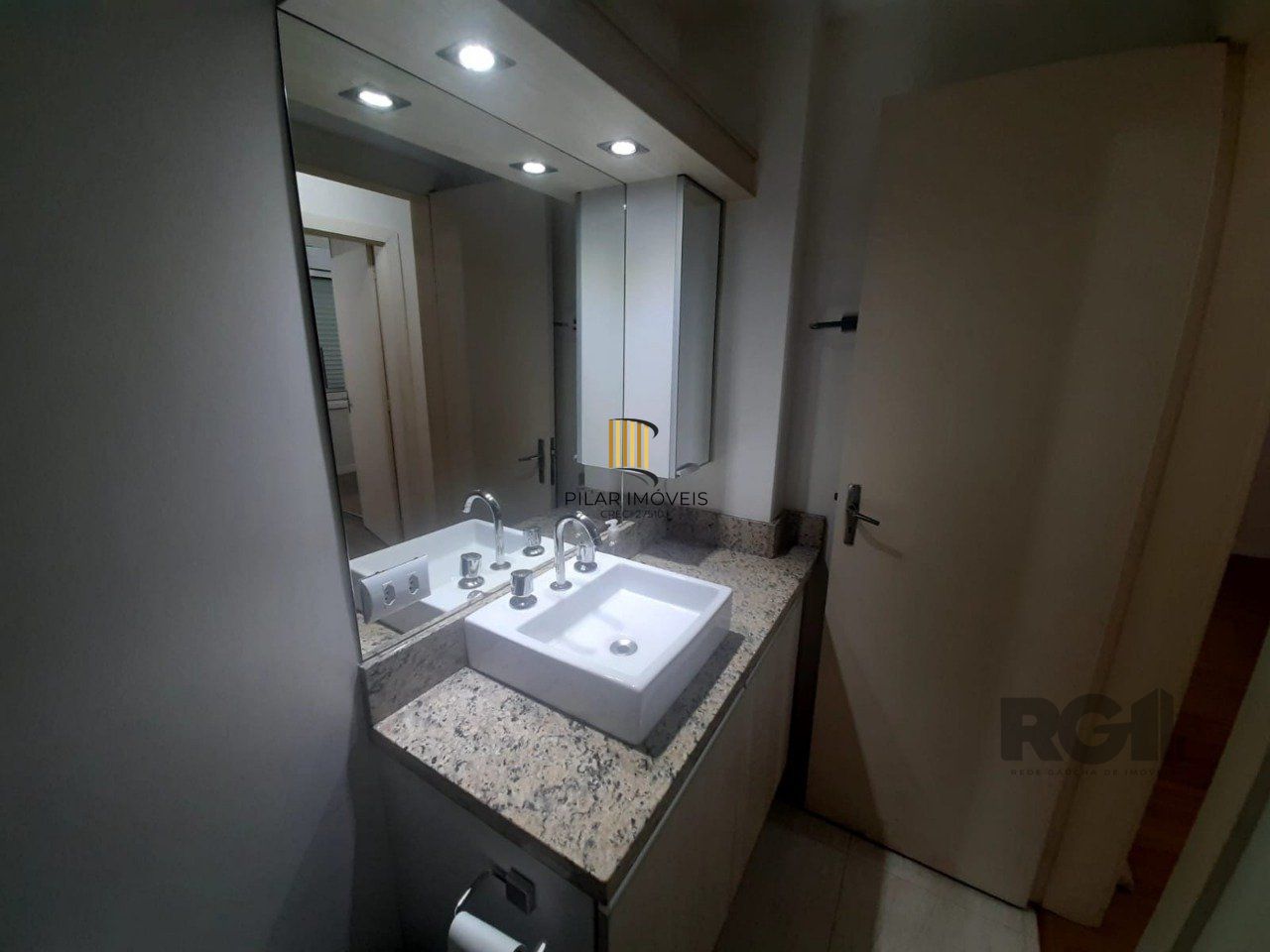  Apartamento 2 dormitórios, de frente 100% reformado bairro Cidade Baixa- Porto Alegre