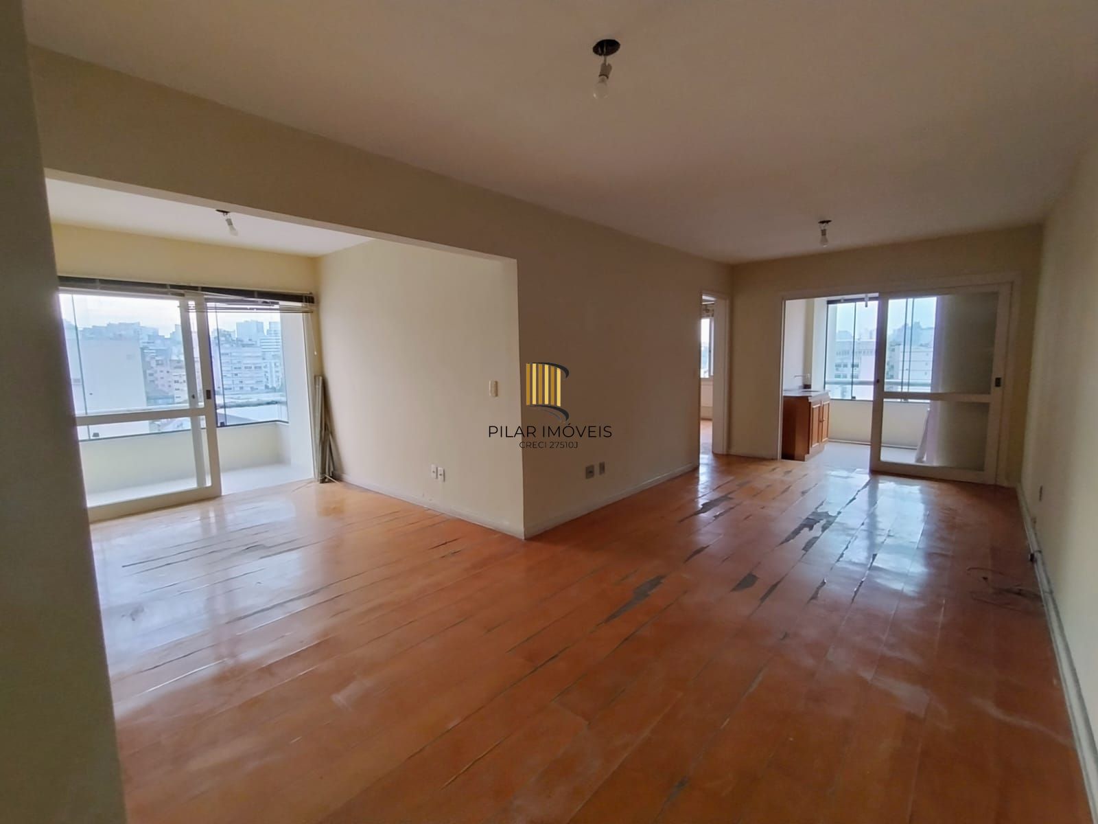 Vende apartamento 2 quartos, andar alto, sacada e gragem na cidade Baixa.