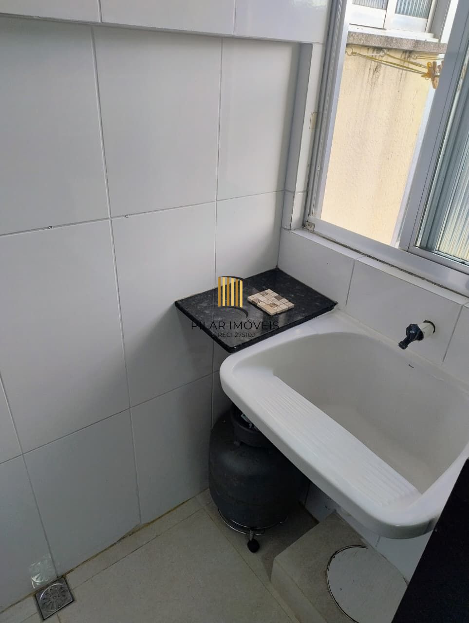 #Vende apartamento  desopcupado com 2 quartos no Menino Deus#