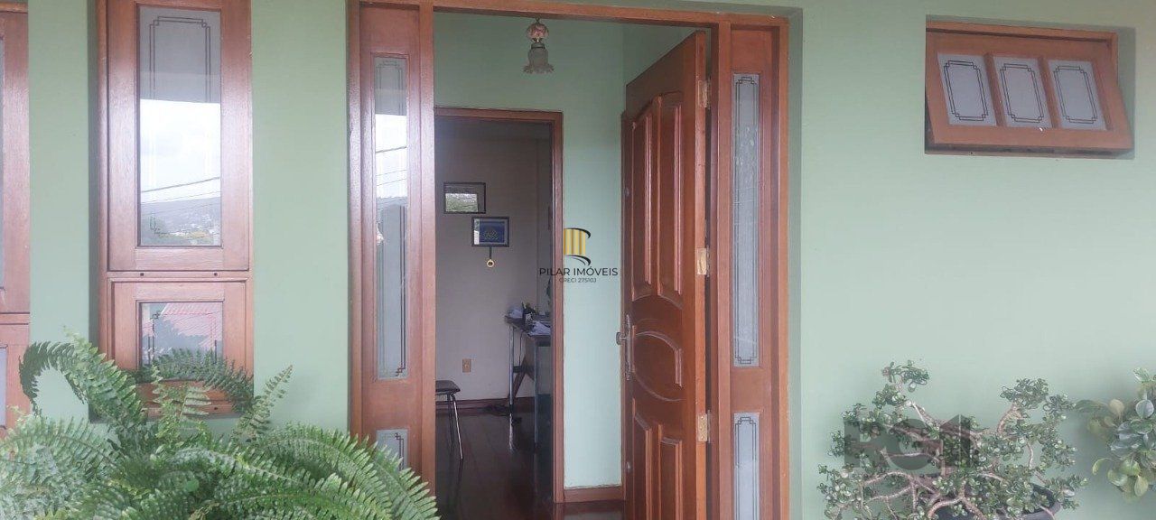 Casa 3 dormitórios no bairro Medianeira