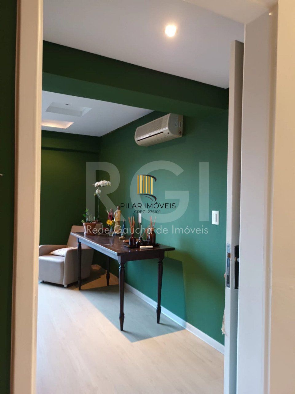 Apartamento  2 quartos, suite, , sacada,   2 quartos,  churrasqueira, semi mobiliado com garagem!
