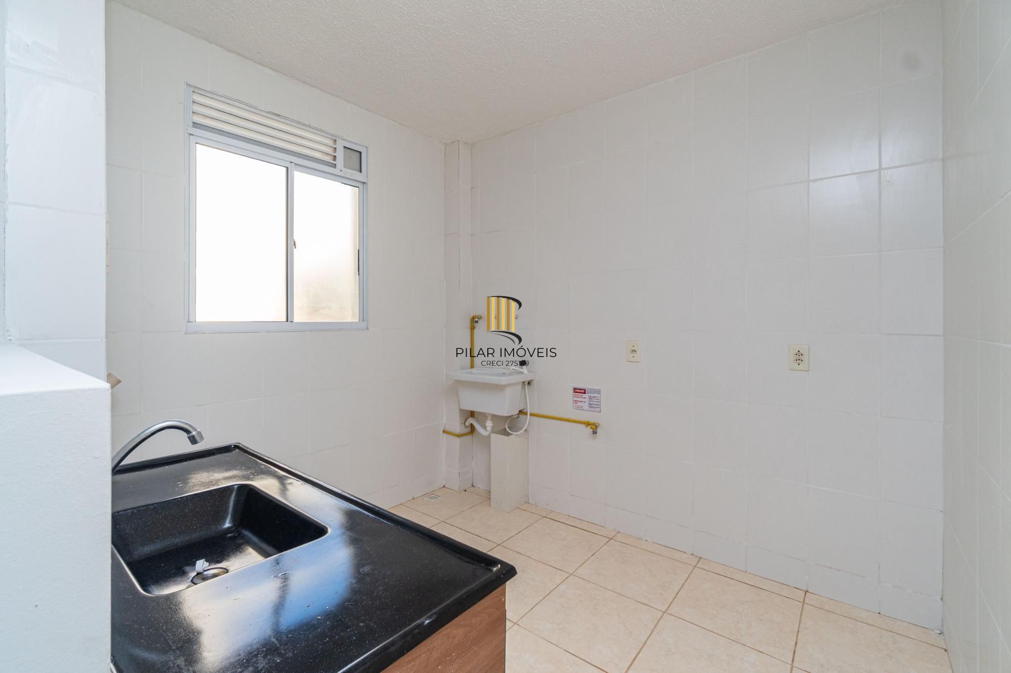 Apartamento térreo,  2 quartos, desocupado, de frente, uma vaga de garagem .