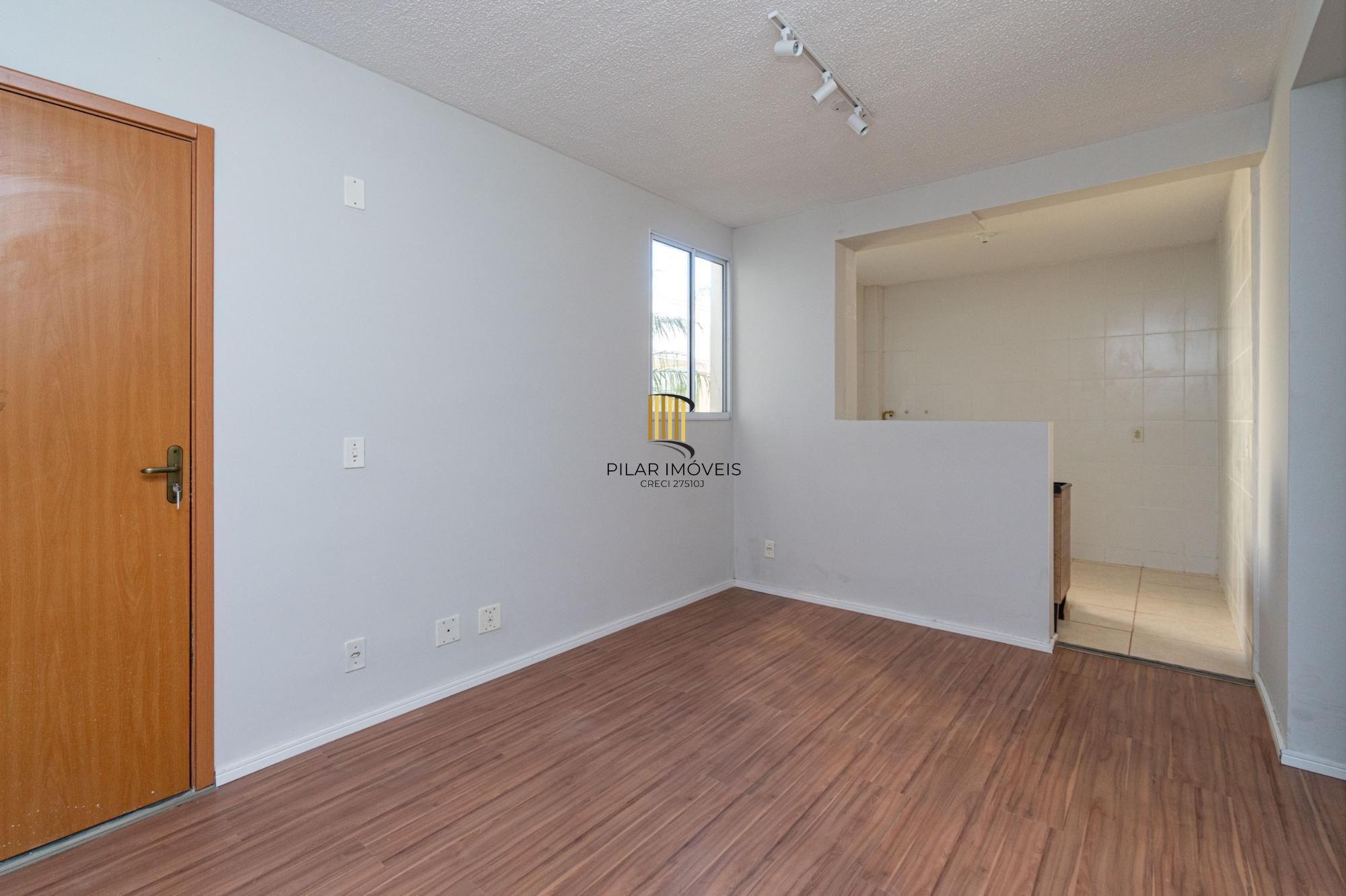 Apartamento térreo,  2 quartos, desocupado, de frente, uma vaga de garagem .