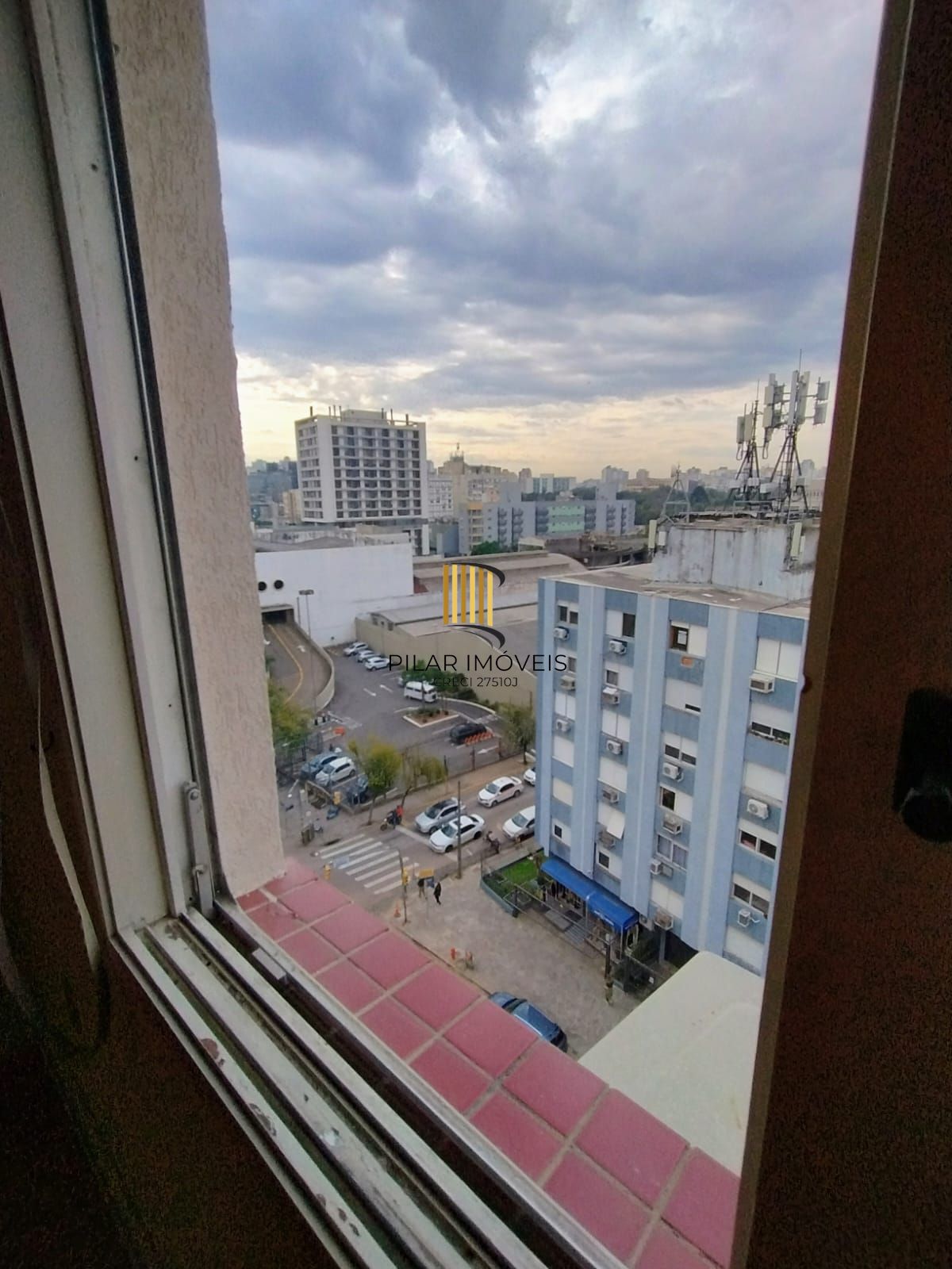 Vende apartamento 2 quartos, andar alto, sacada e gragem na cidade Baixa.