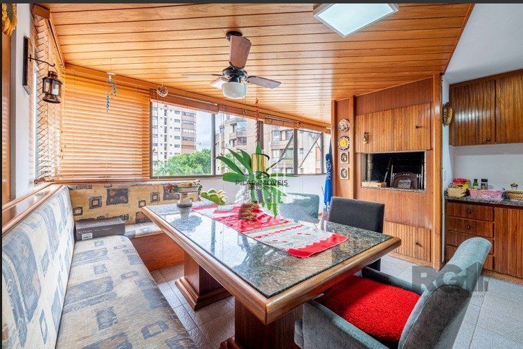 Apartamento  4 dormitórios, suite, de frente com sacada, 3 vagas de garagem, bairro Higienópolis - Porto Alegre