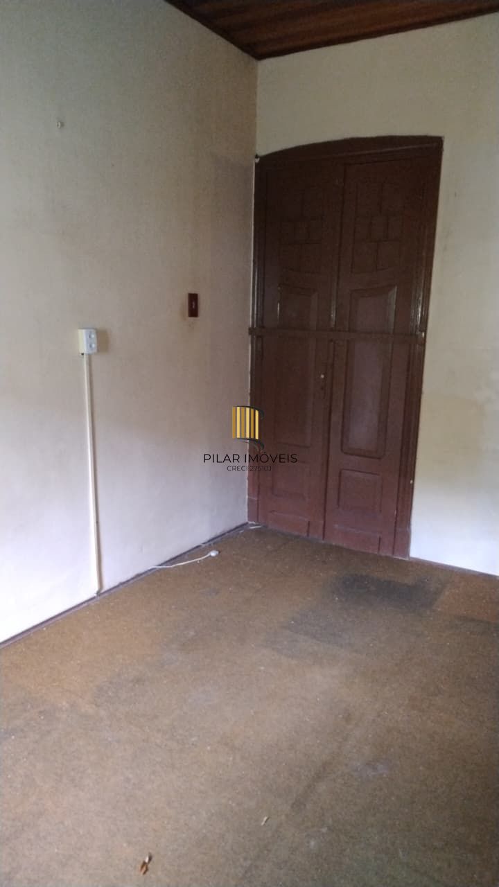 Casa à venda com pátio e garagem na Cidade Baixa.