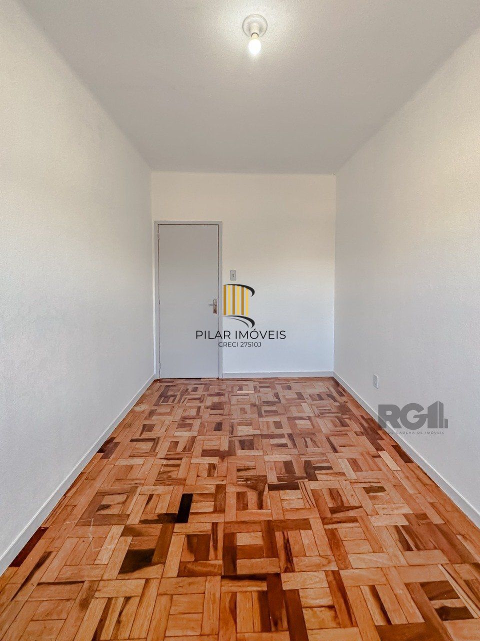 Ótimo apartamento  de 2 dormitórios, sala de estar e sala de jantar, banheiro social e banheiro auxiliar, cozinha  e área de serviço. Iluminado, silencioso. 