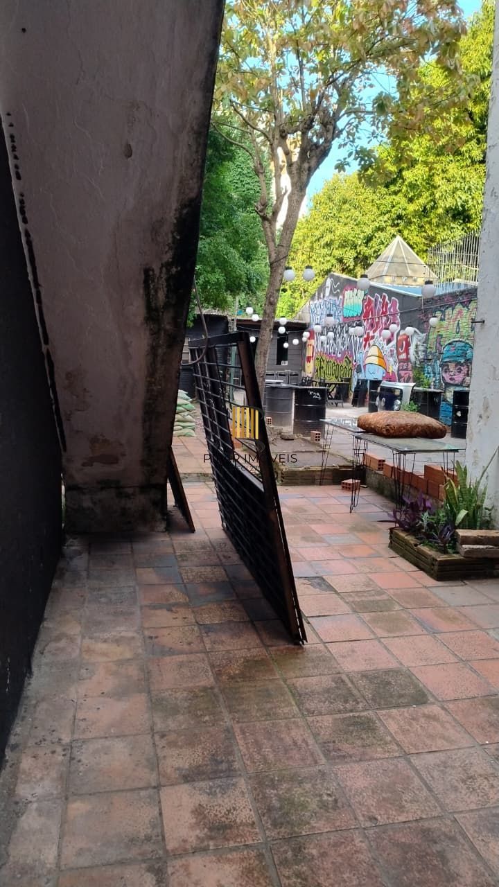 Casa à venda com pátio e garagem na Cidade Baixa.