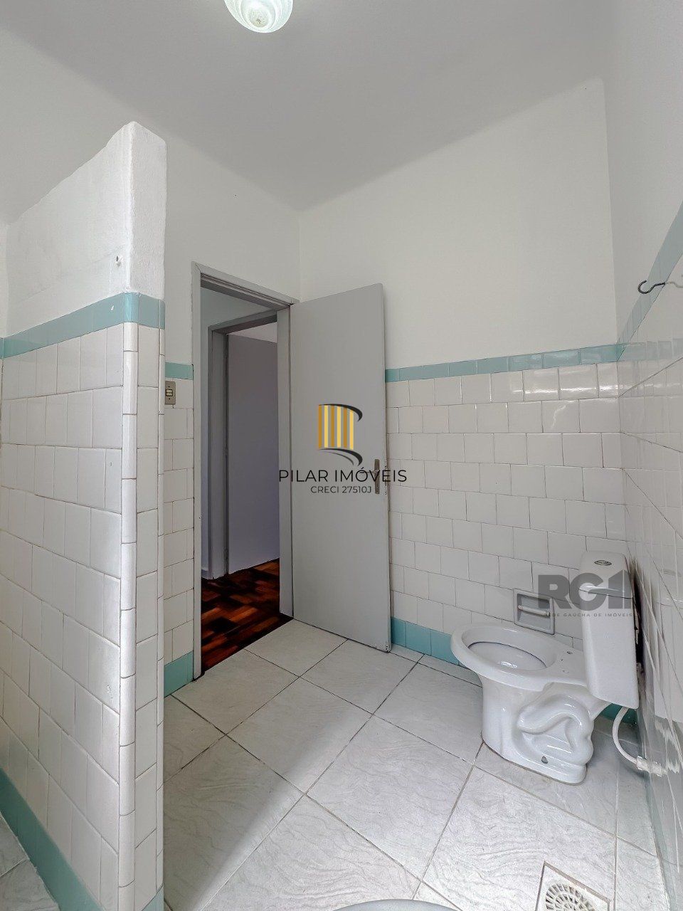 Ótimo apartamento  de 2 dormitórios, sala de estar e sala de jantar, banheiro social e banheiro auxiliar, cozinha  e área de serviço. Iluminado, silencioso. 