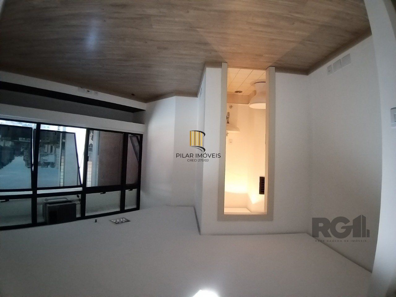 Sala comercial, com  2 garagens no, 11º andar no bairro Centro Histórico- Porto Alegre 