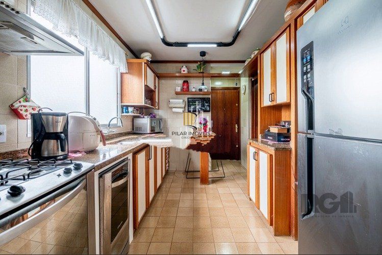 Apartamento  4 dormitórios, suite, de frente com sacada, 3 vagas de garagem, bairro Higienópolis - Porto Alegre