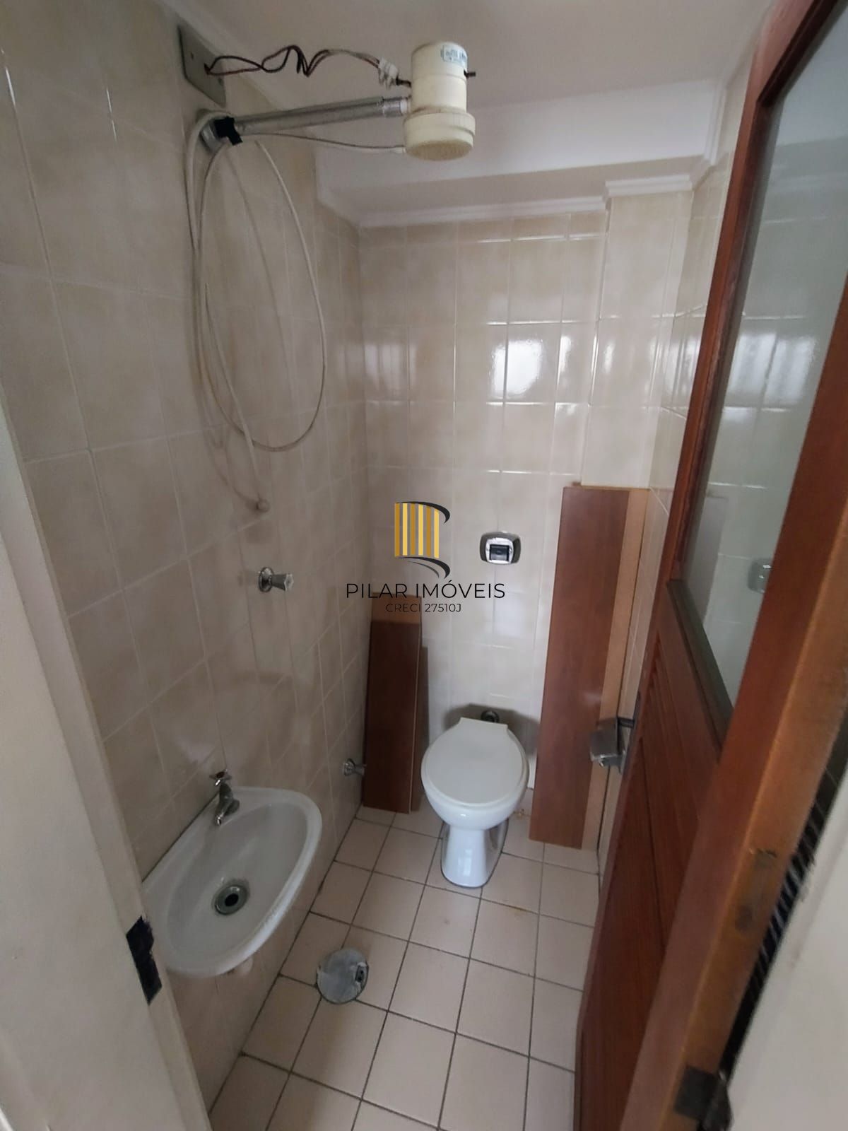 Vende apartamento 2 quartos, andar alto, sacada e gragem na cidade Baixa.