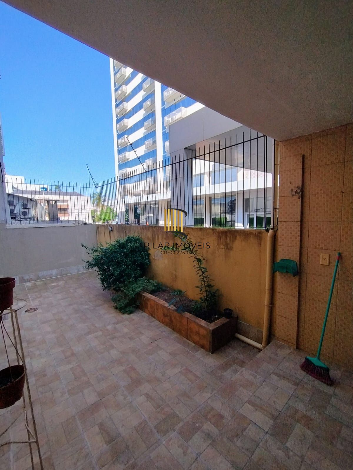 Apartamento térreo 2 quartos com amplo pátio em L no bairro Santana