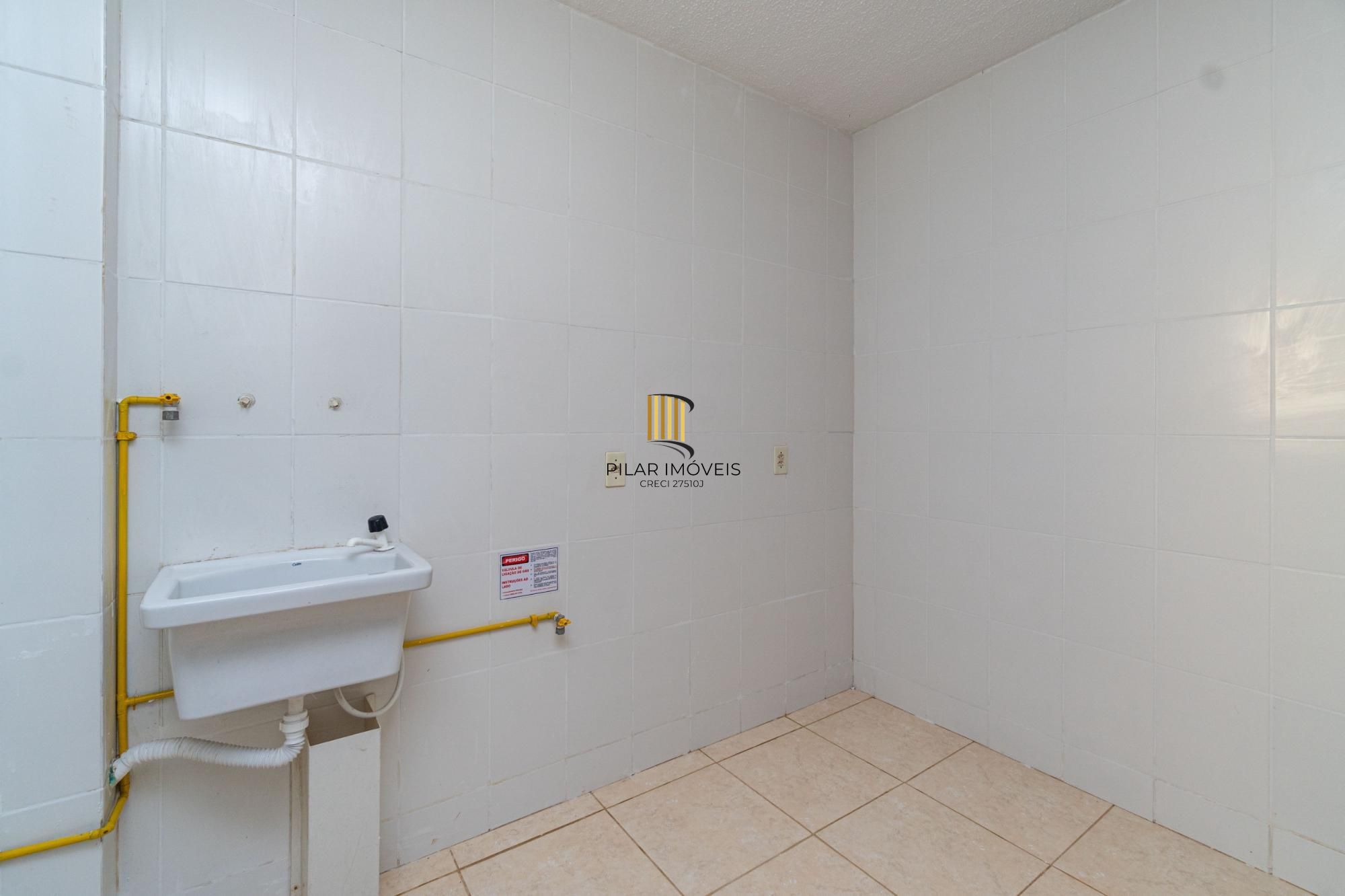 Apartamento térreo,  2 quartos, desocupado, de frente, uma vaga de garagem .