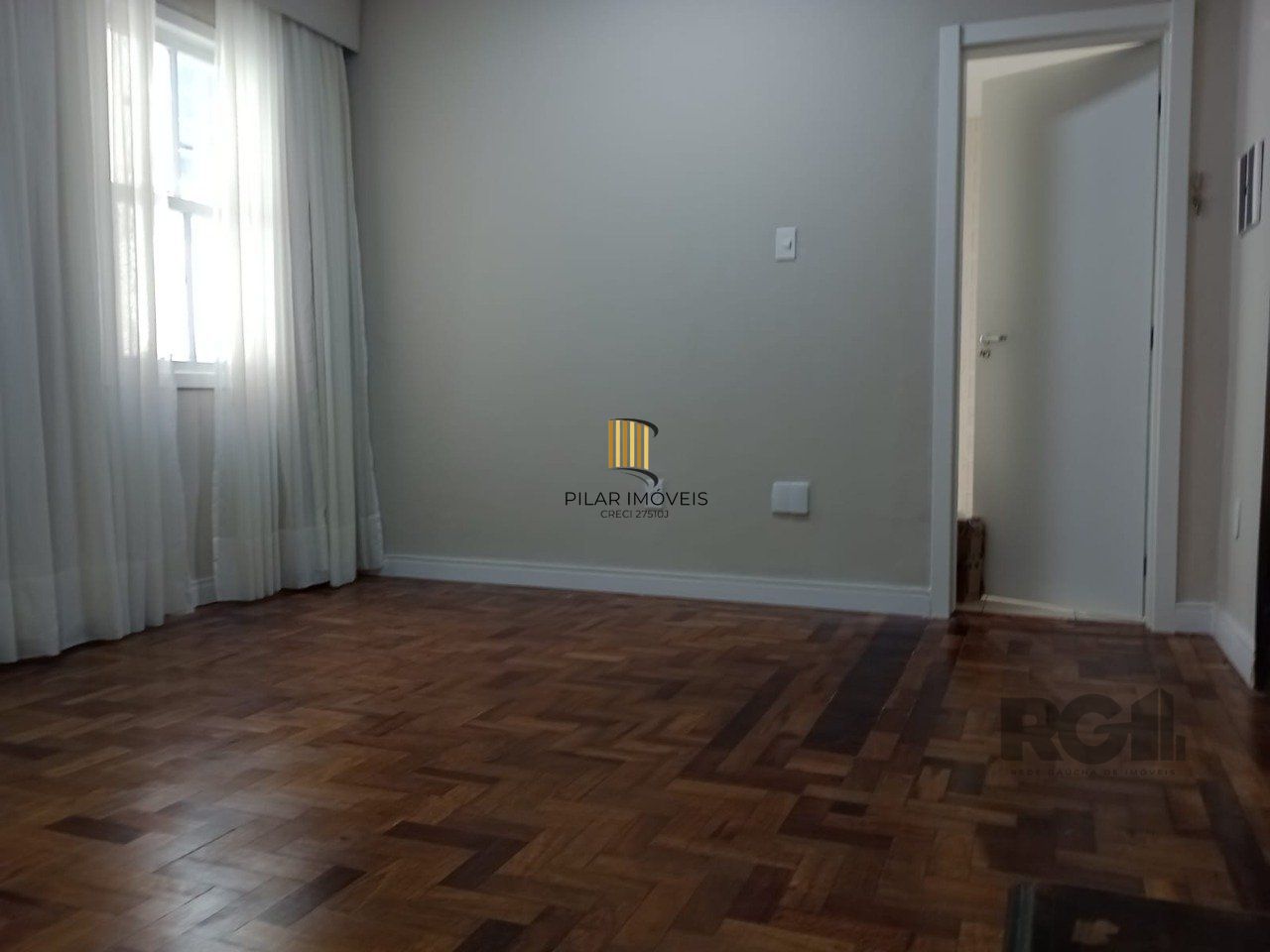 Apartamento com 3 quartos, desocupado no centro histórico.