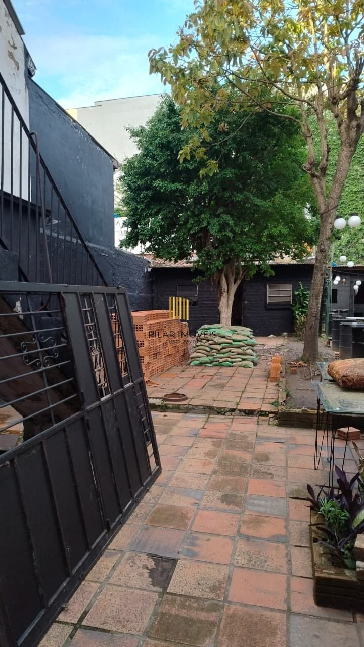Casa à venda com pátio e garagem na Cidade Baixa.