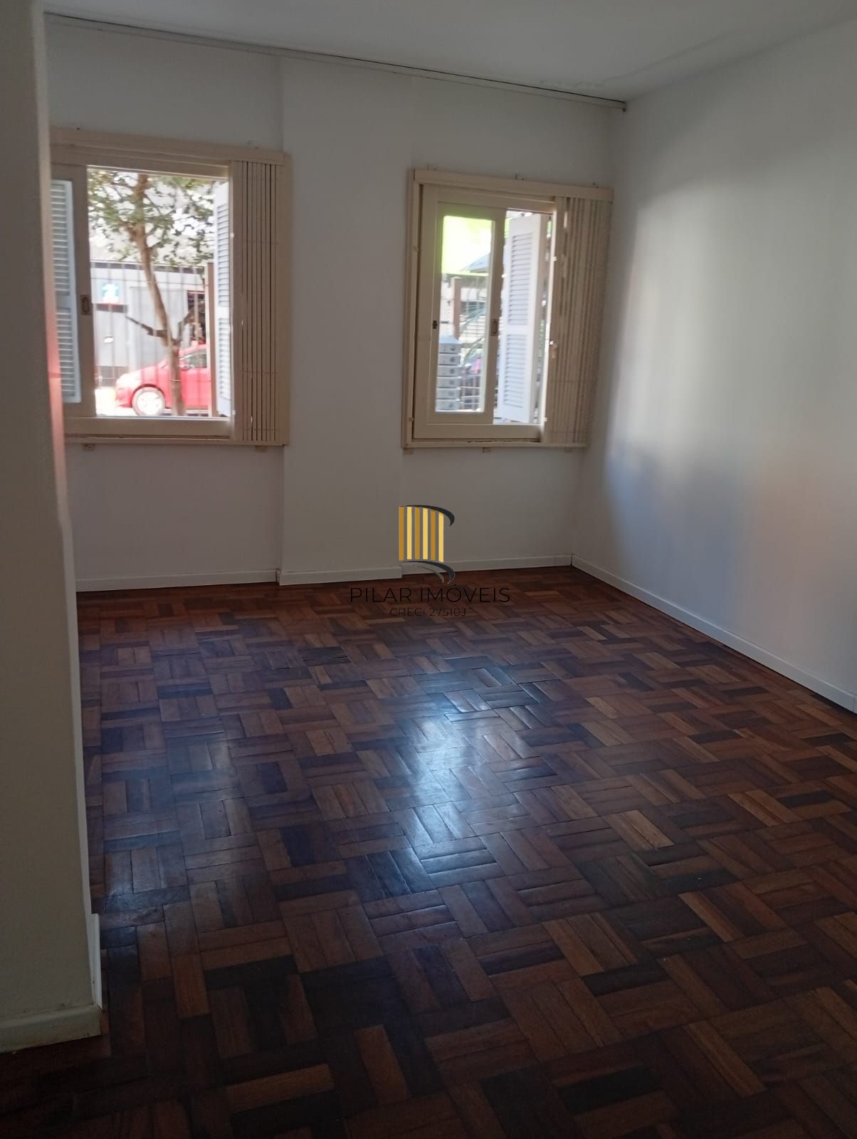 Apartamento térreo,  2 quartos, pátio, desocupado no bairro Cidade Baixa