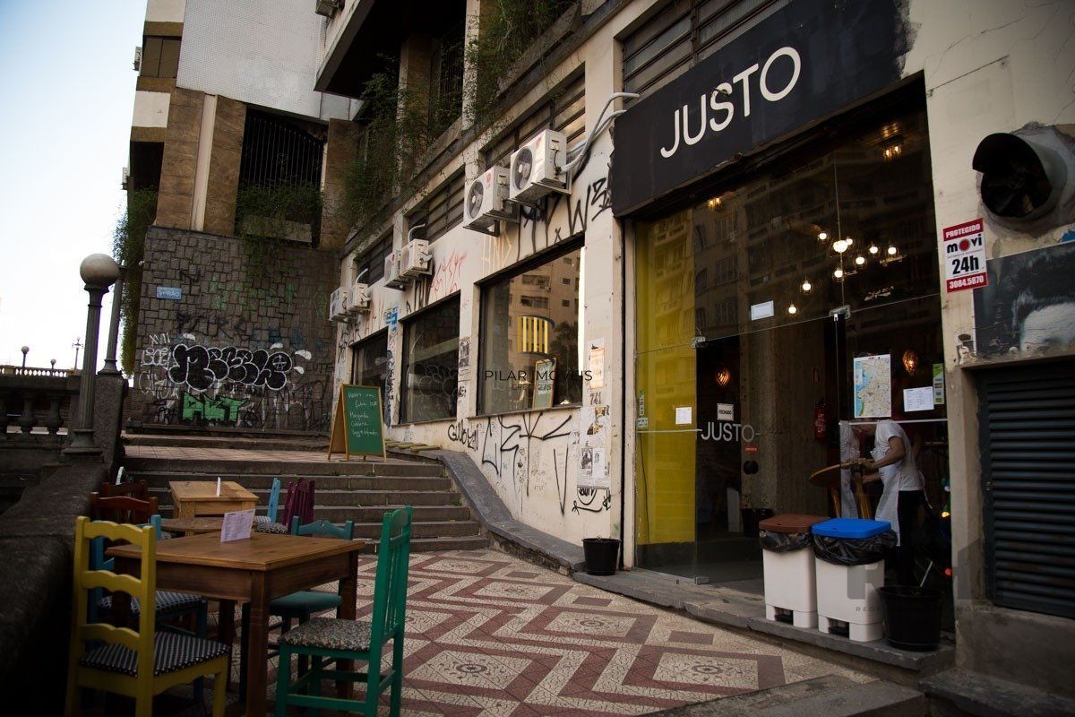 Apartamento com 3 quartos, desocupado no centro histórico.