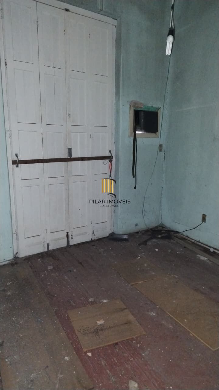 Casa à venda com pátio e garagem na Cidade Baixa.