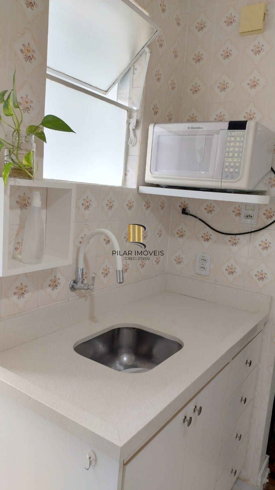 Apartamento 1 dormitório, todo reformado, semimobiliado em condominio fechado.