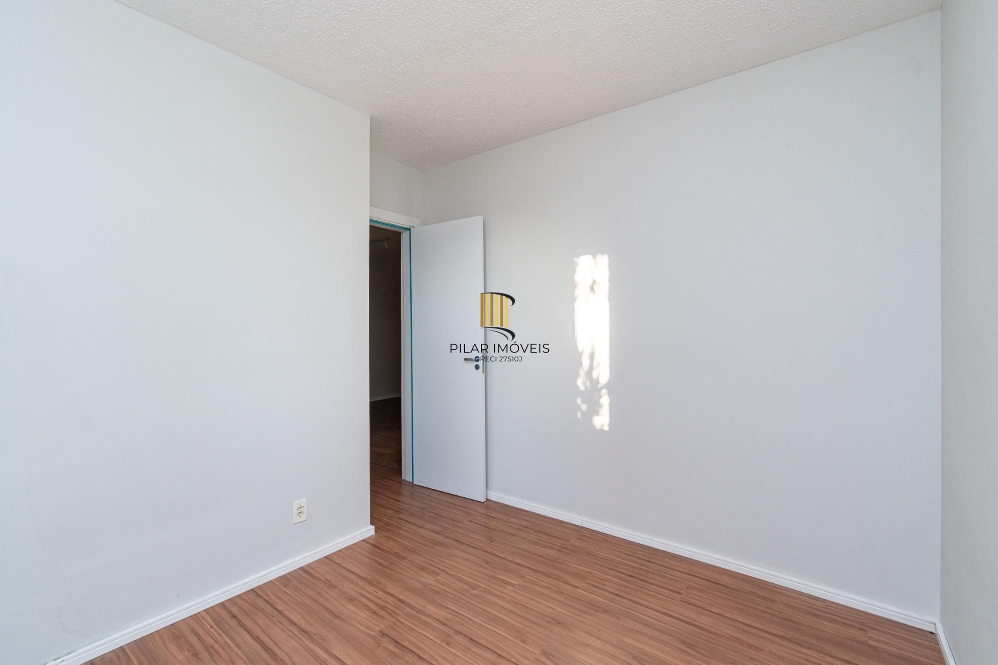 Apartamento térreo,  2 quartos, desocupado, de frente, uma vaga de garagem .