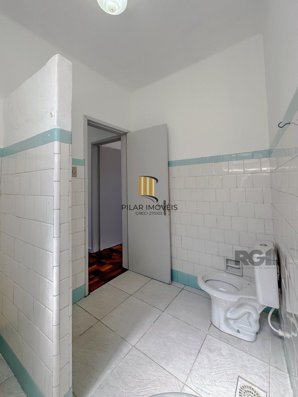 Ótimo apartamento  de 2 dormitórios, sala de estar e sala de jantar, banheiro social e banheiro auxiliar, cozinha  e área de serviço. Iluminado, silencioso. 