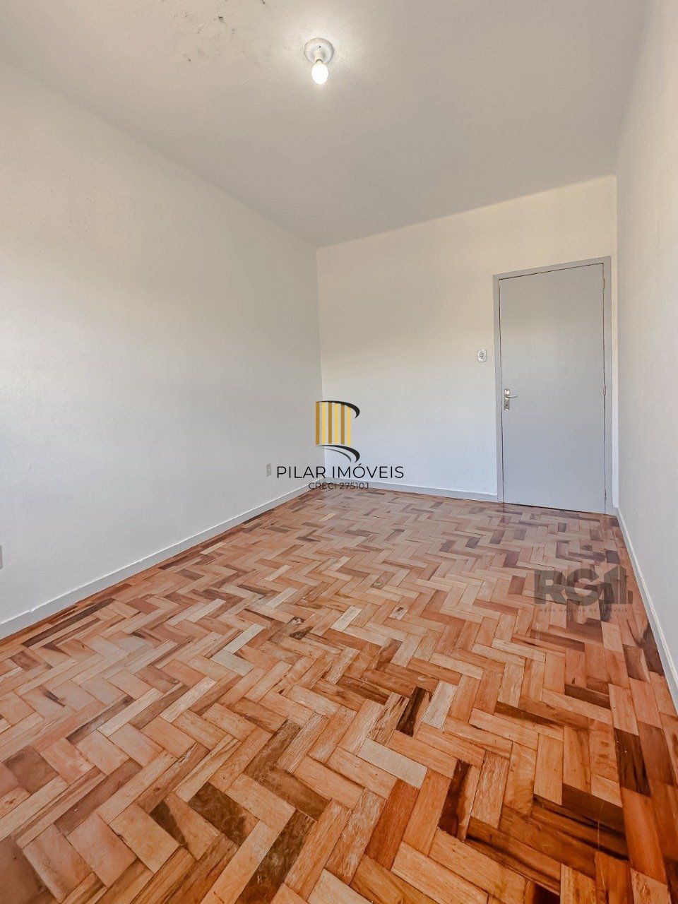 Ótimo apartamento  de 2 dormitórios, sala de estar e sala de jantar, banheiro social e banheiro auxiliar, cozinha  e área de serviço. Iluminado, silencioso. 