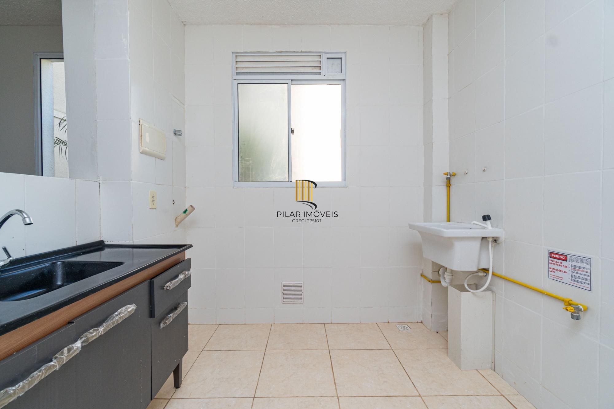 Apartamento térreo,  2 quartos, desocupado, de frente, uma vaga de garagem .