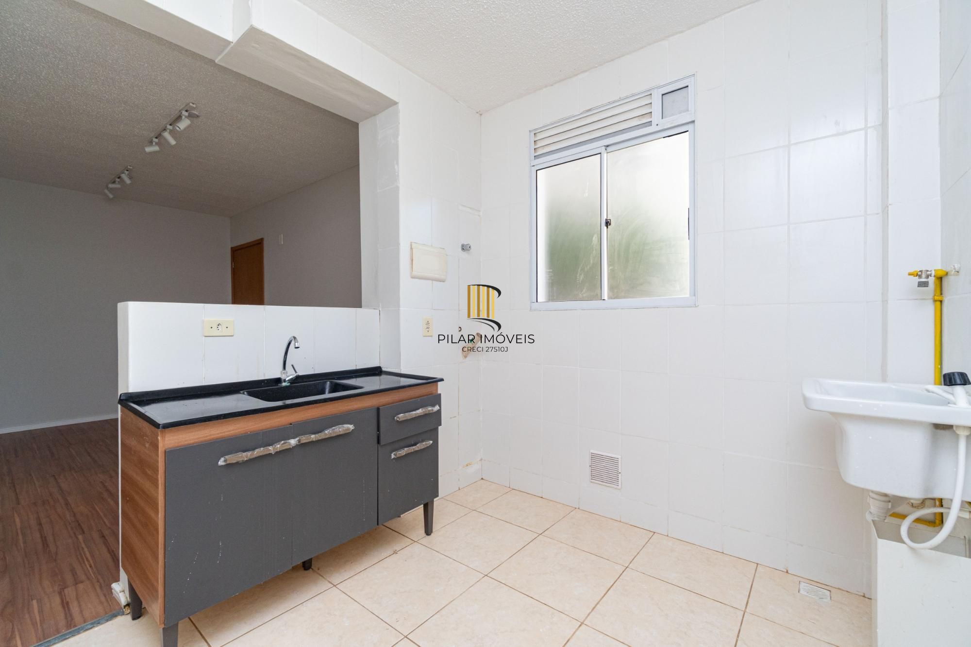 Apartamento térreo,  2 quartos, desocupado, de frente, uma vaga de garagem .