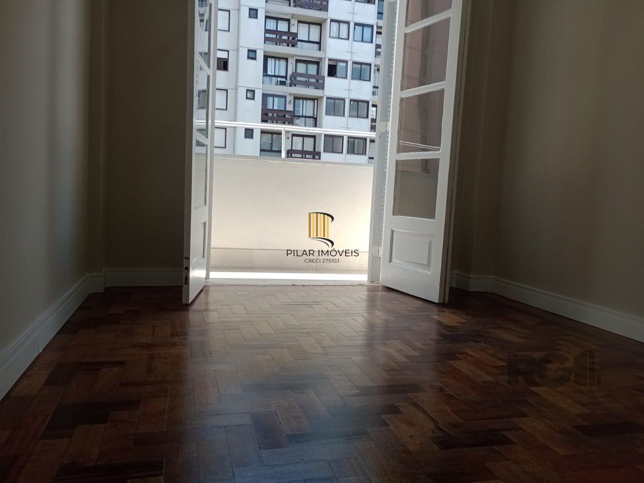 Apartamento com 3 quartos, desocupado no centro histórico.