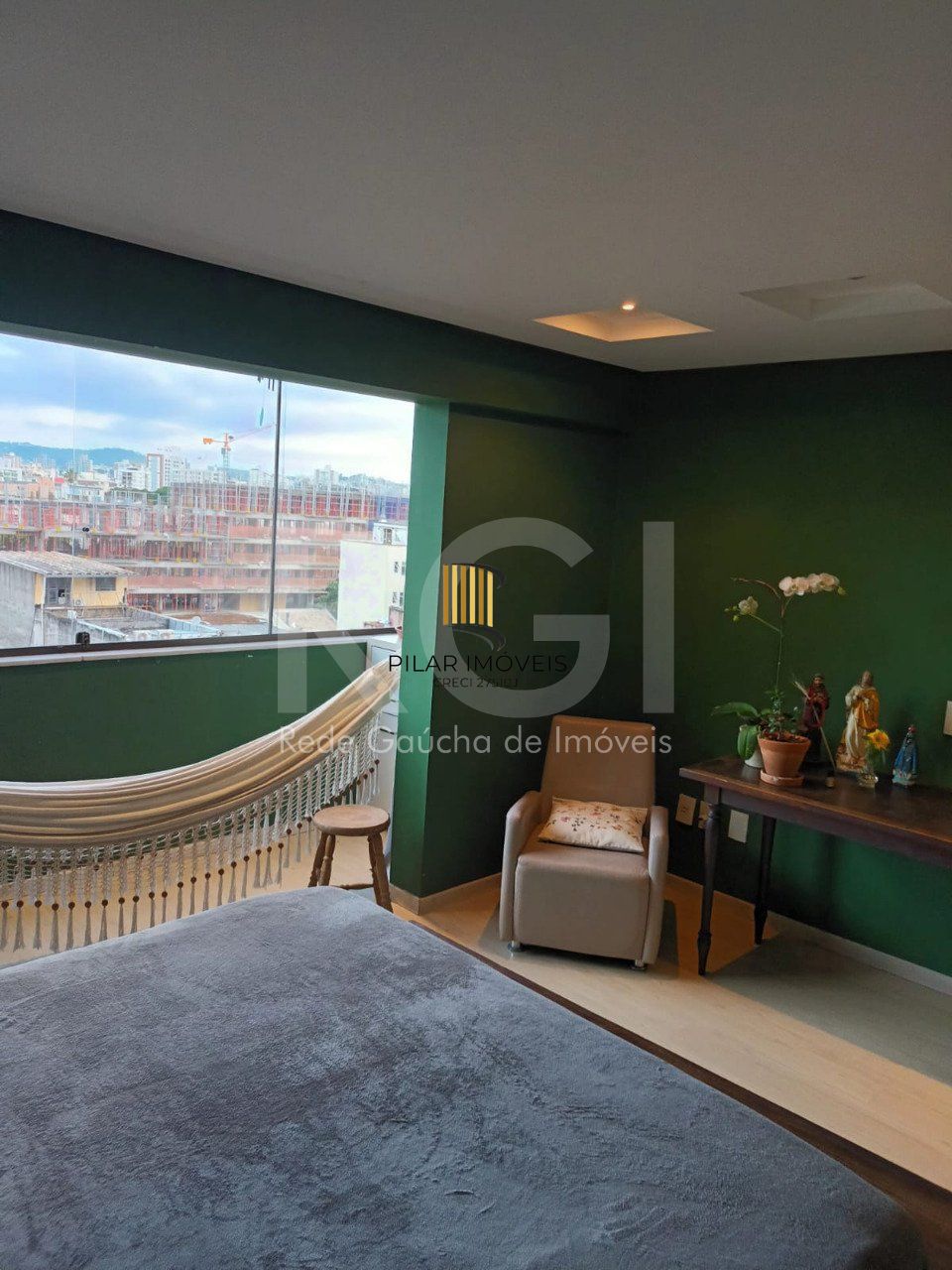 Apartamento  2 quartos, suite, , sacada,   2 quartos,  churrasqueira, semi mobiliado com garagem!