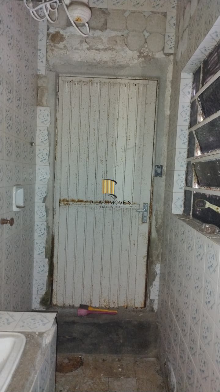 Casa à venda com pátio e garagem na Cidade Baixa.