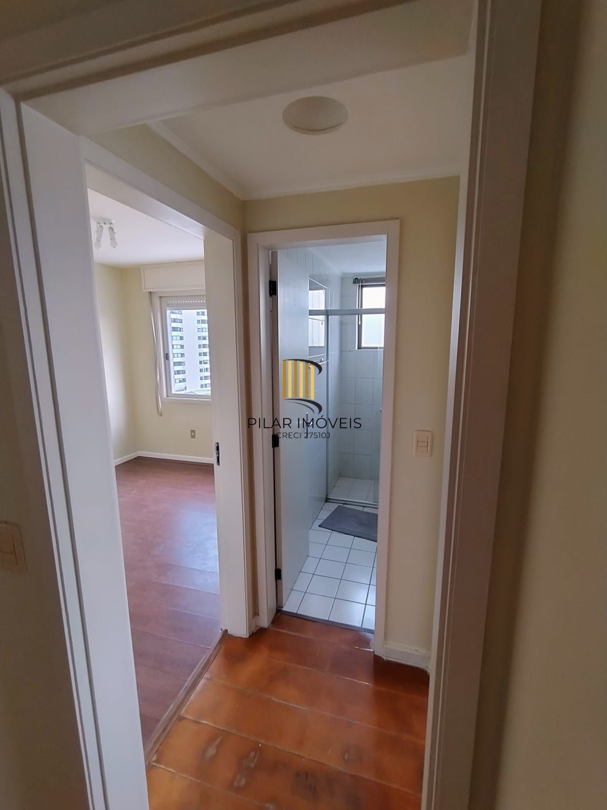 Vende apartamento 2 quartos, andar alto, sacada e gragem na cidade Baixa.