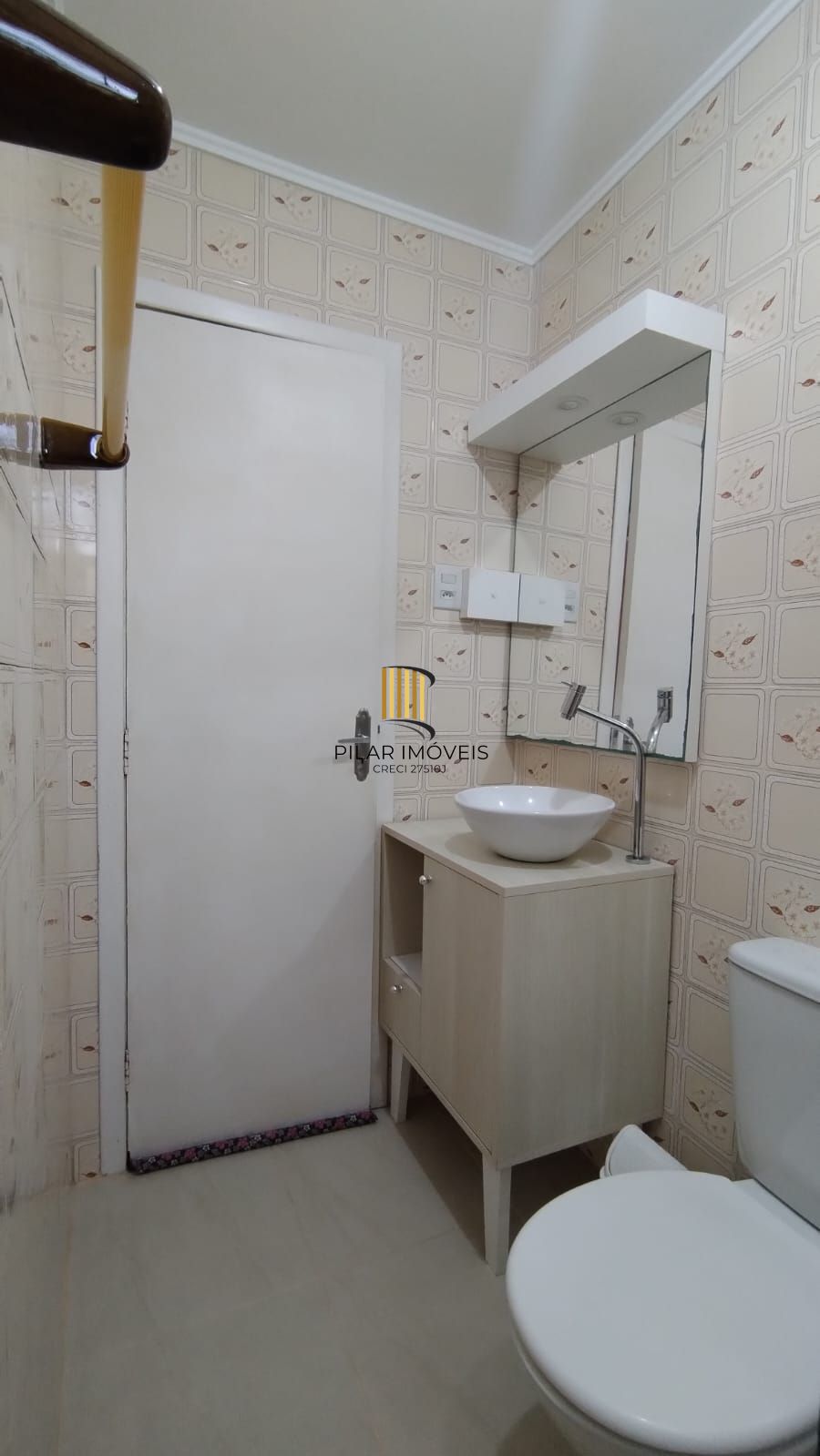 Apartamento 1 dormitório, todo reformado, semimobiliado em condominio fechado.
