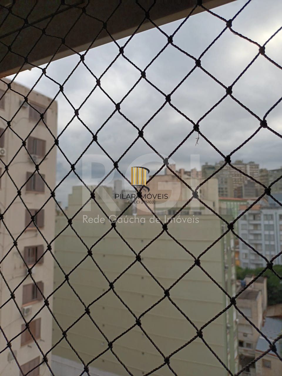 Jk no miolo da Cidade Baixa, andar alto com vista!