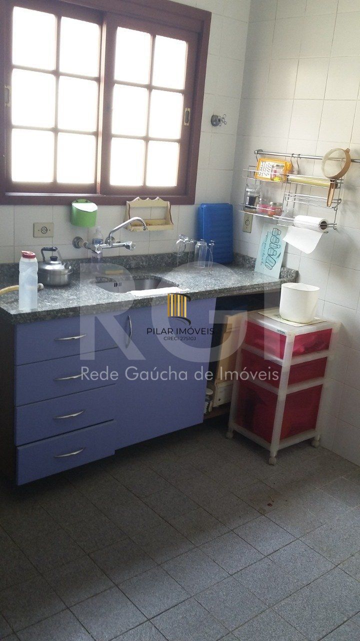 Casa com 4 quartos, 4 banheiros  e amplo pátio no miolo do bairro Cidade Baixa!