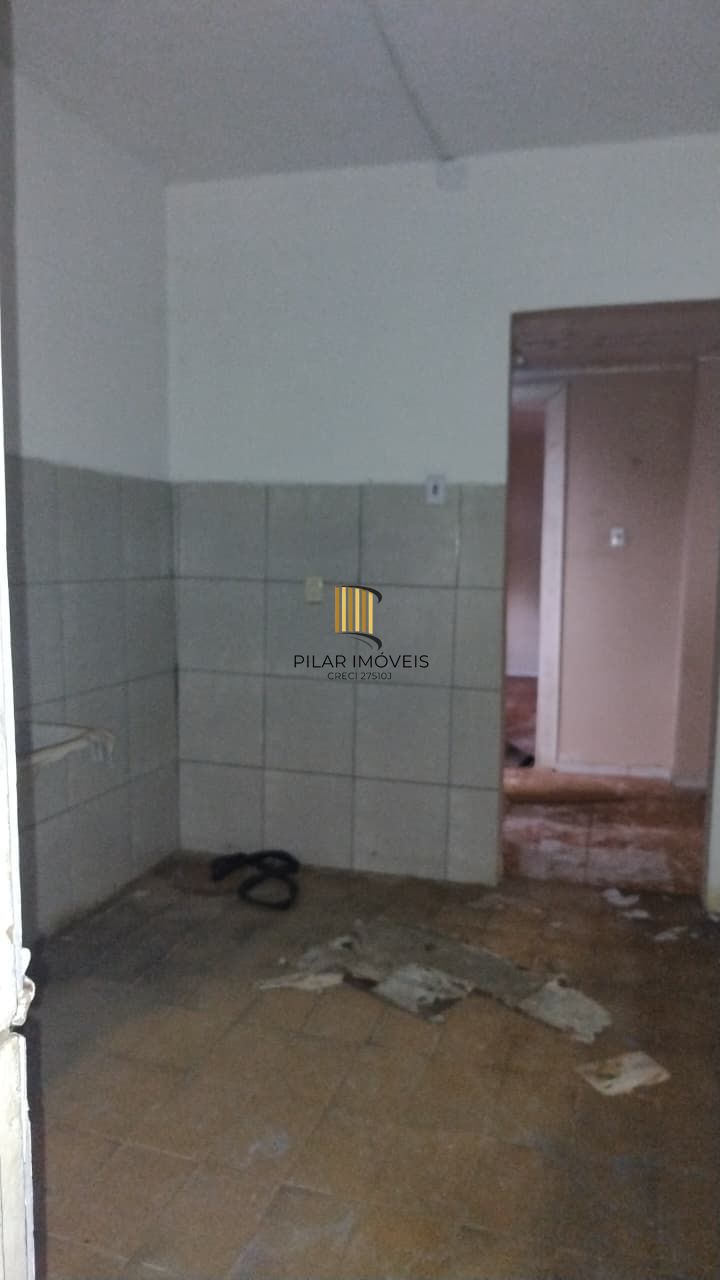 Casa à venda com pátio e garagem na Cidade Baixa.