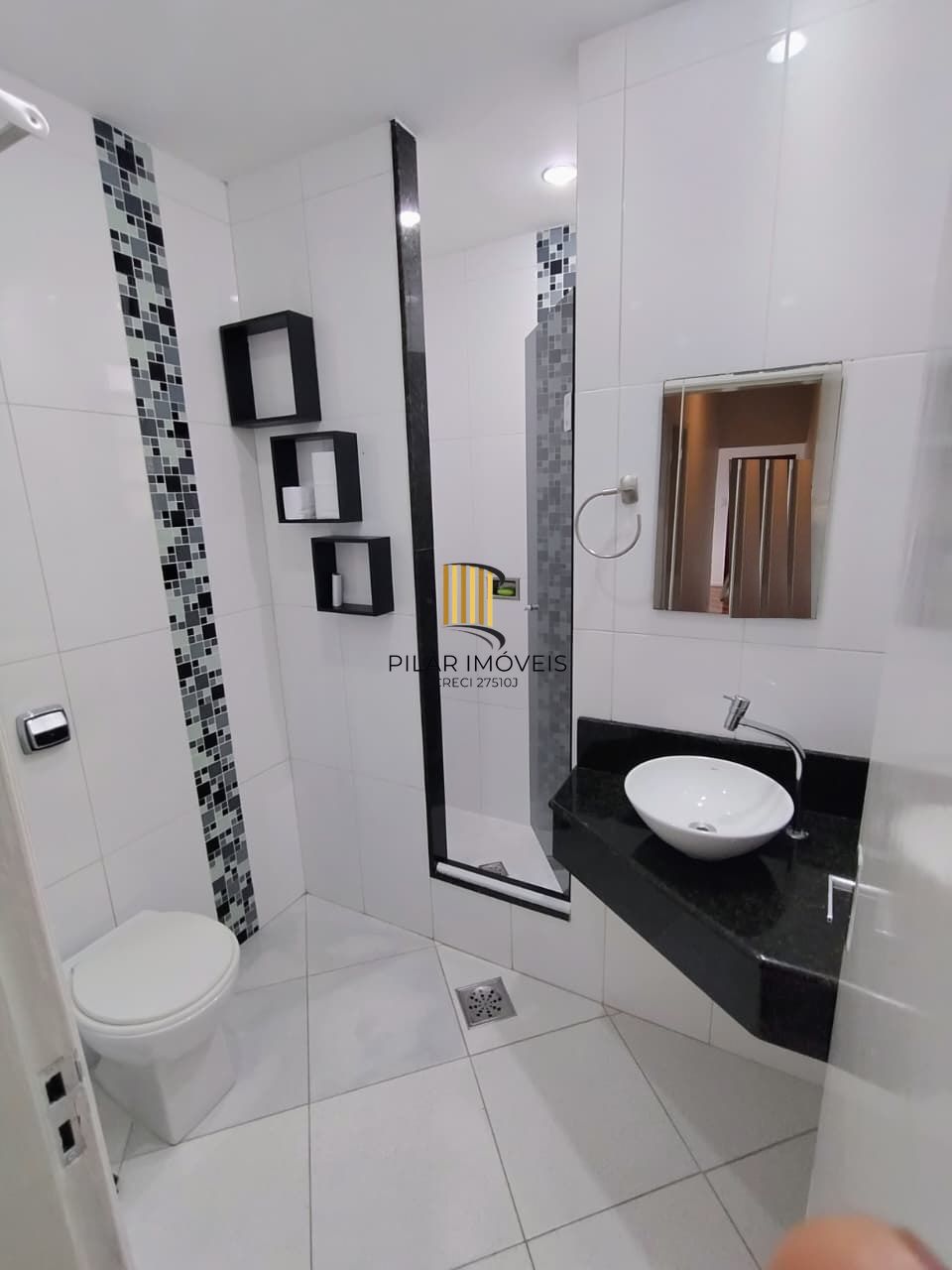 #Vende apartamento  desopcupado com 2 quartos no Menino Deus#