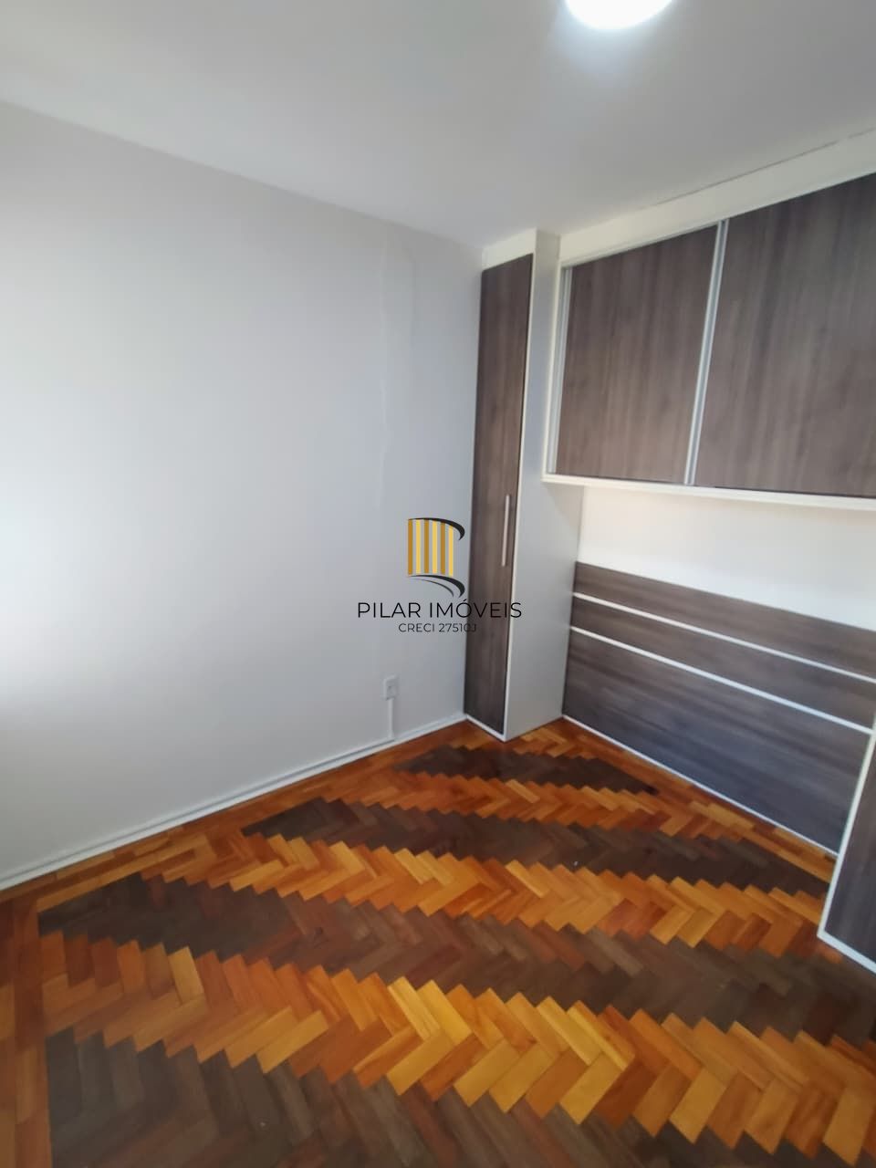 #Vende apartamento  desopcupado com 2 quartos no Menino Deus#