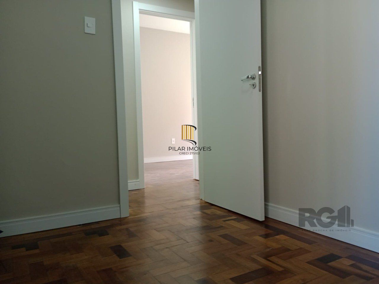 Apartamento com 3 quartos, desocupado no centro histórico.