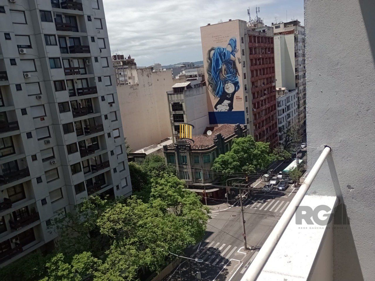 Apartamento com 3 quartos, desocupado no centro histórico.