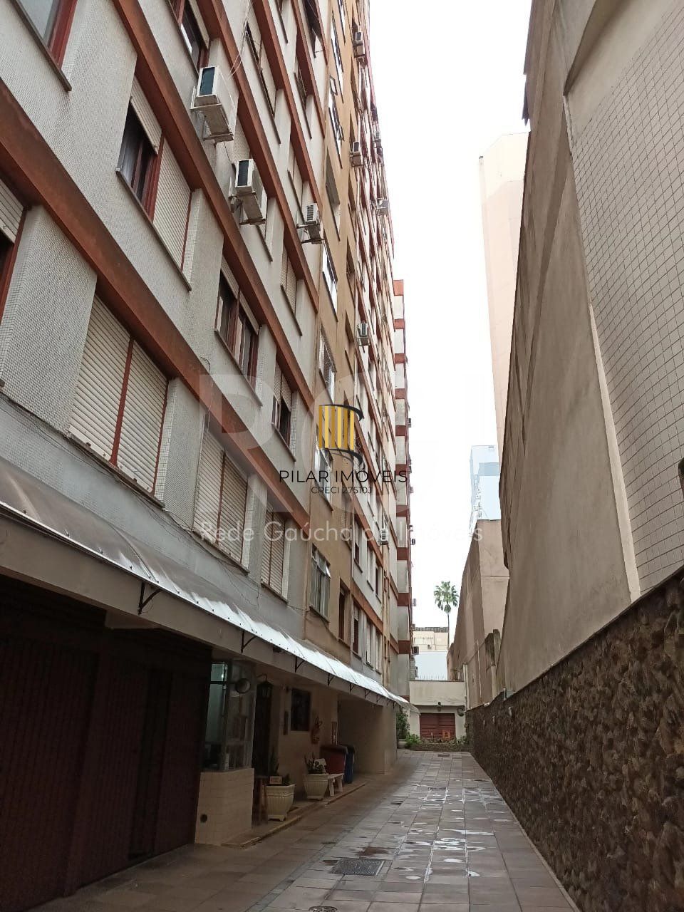Jk no miolo da Cidade Baixa, andar alto com vista!