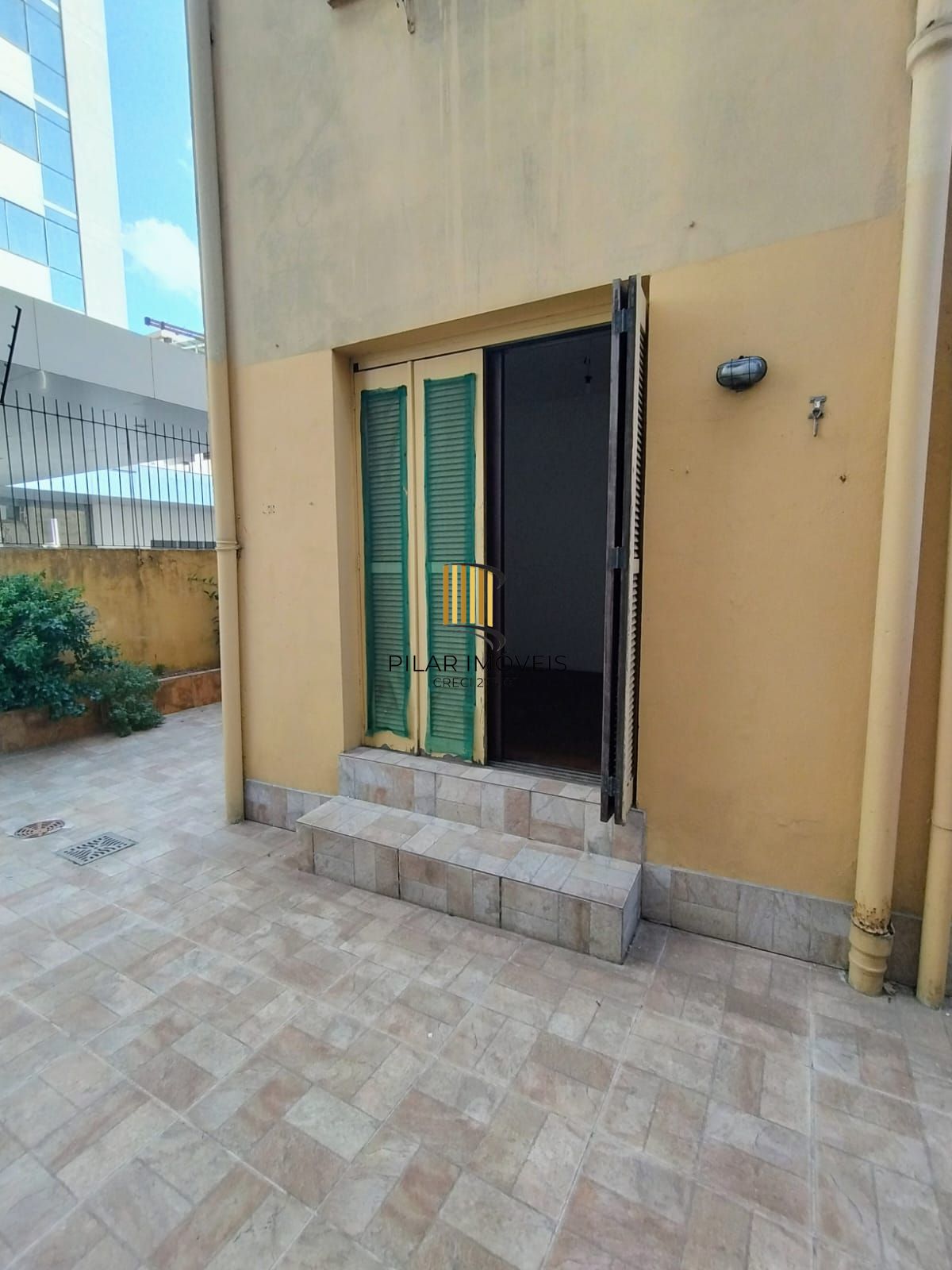 Apartamento térreo 2 quartos com amplo pátio em L no bairro Santana