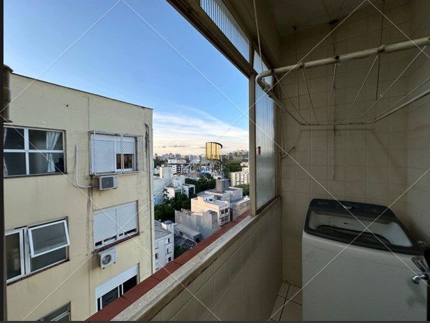 Apartamento 2 quartos, desocupado, andar alto na cidade Baixa!