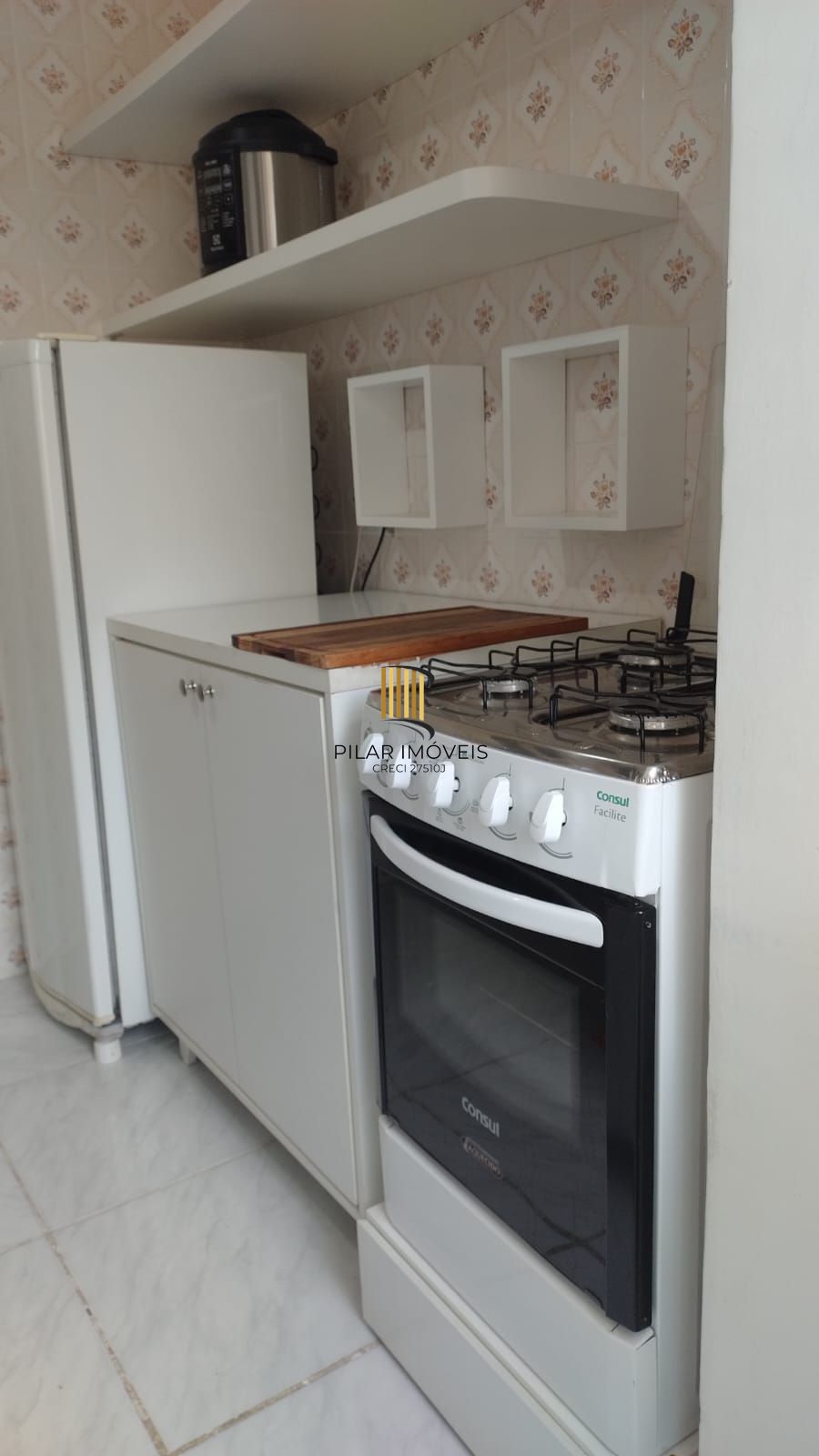 Apartamento 1 dormitório, todo reformado, semimobiliado em condominio fechado.