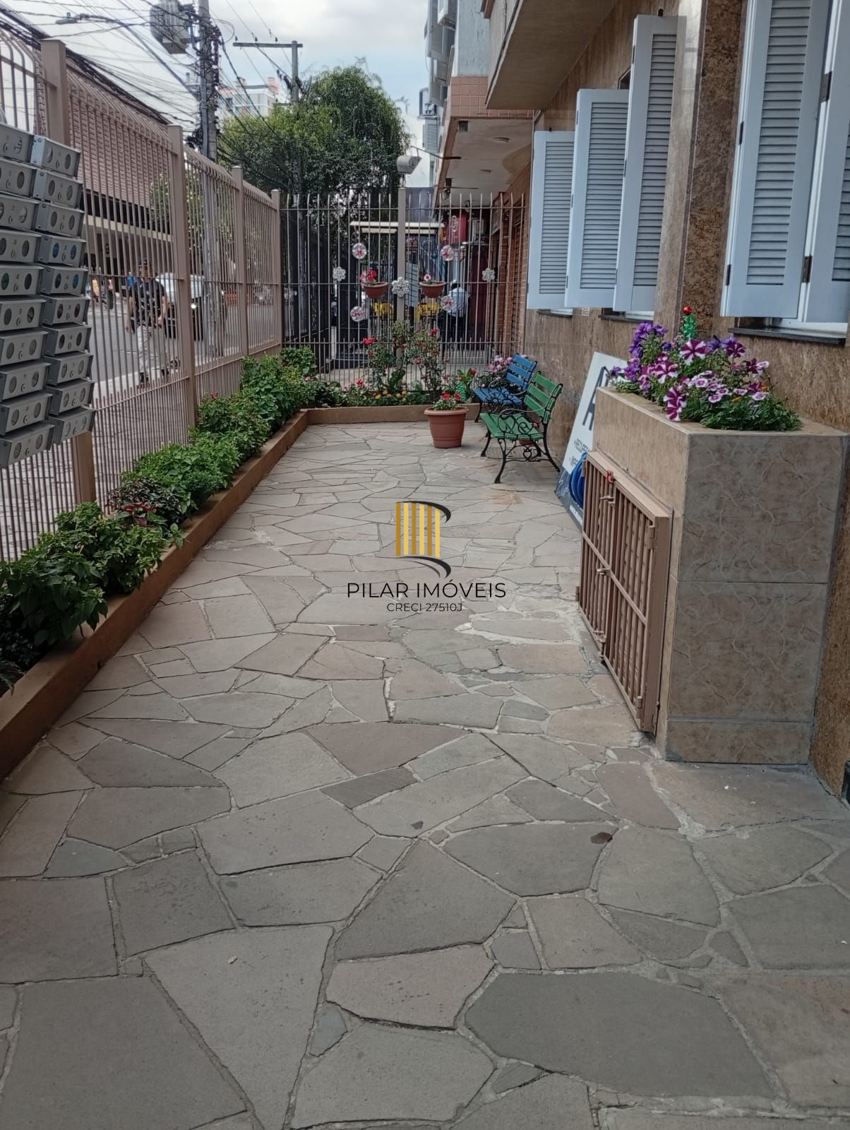 Apartamento térreo,  2 quartos, pátio, desocupado no bairro Cidade Baixa