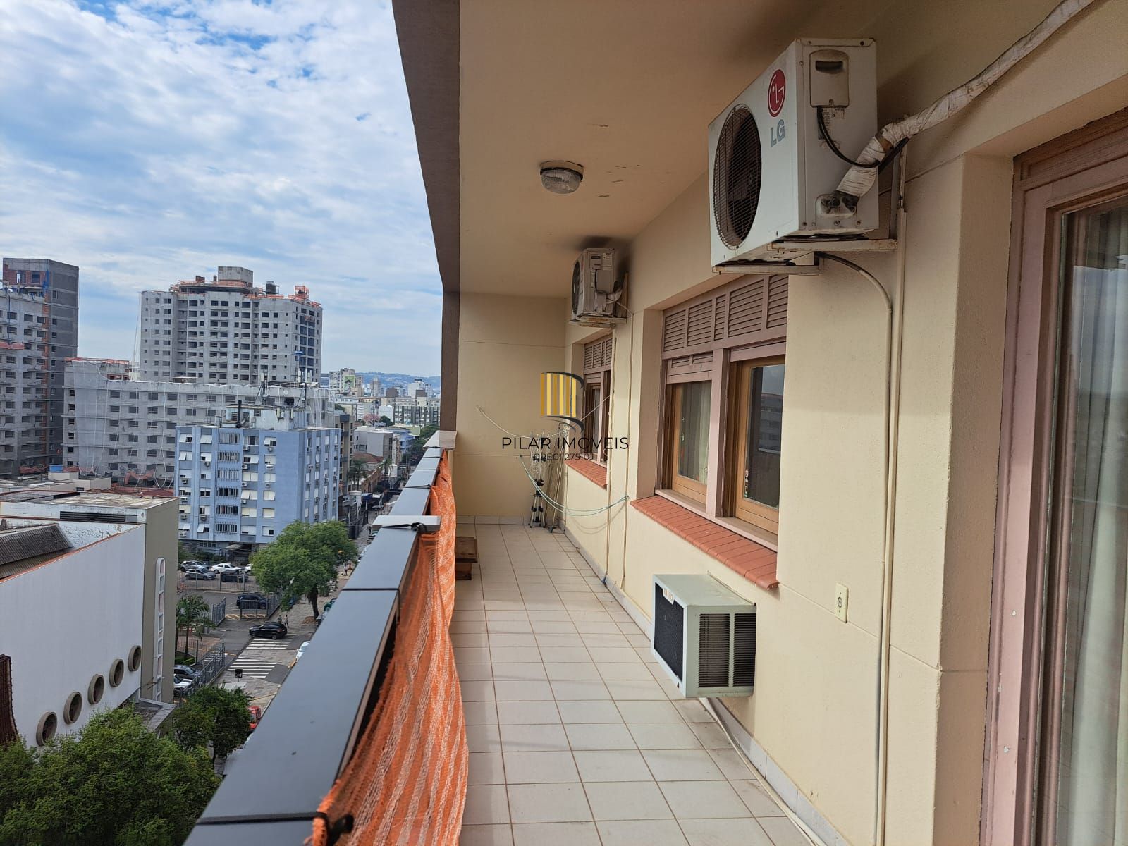 Apartamento  3 dormitórios, de frente com sacada, garagem , elevador, Bairro Cidade Baixa- Porto Alegre