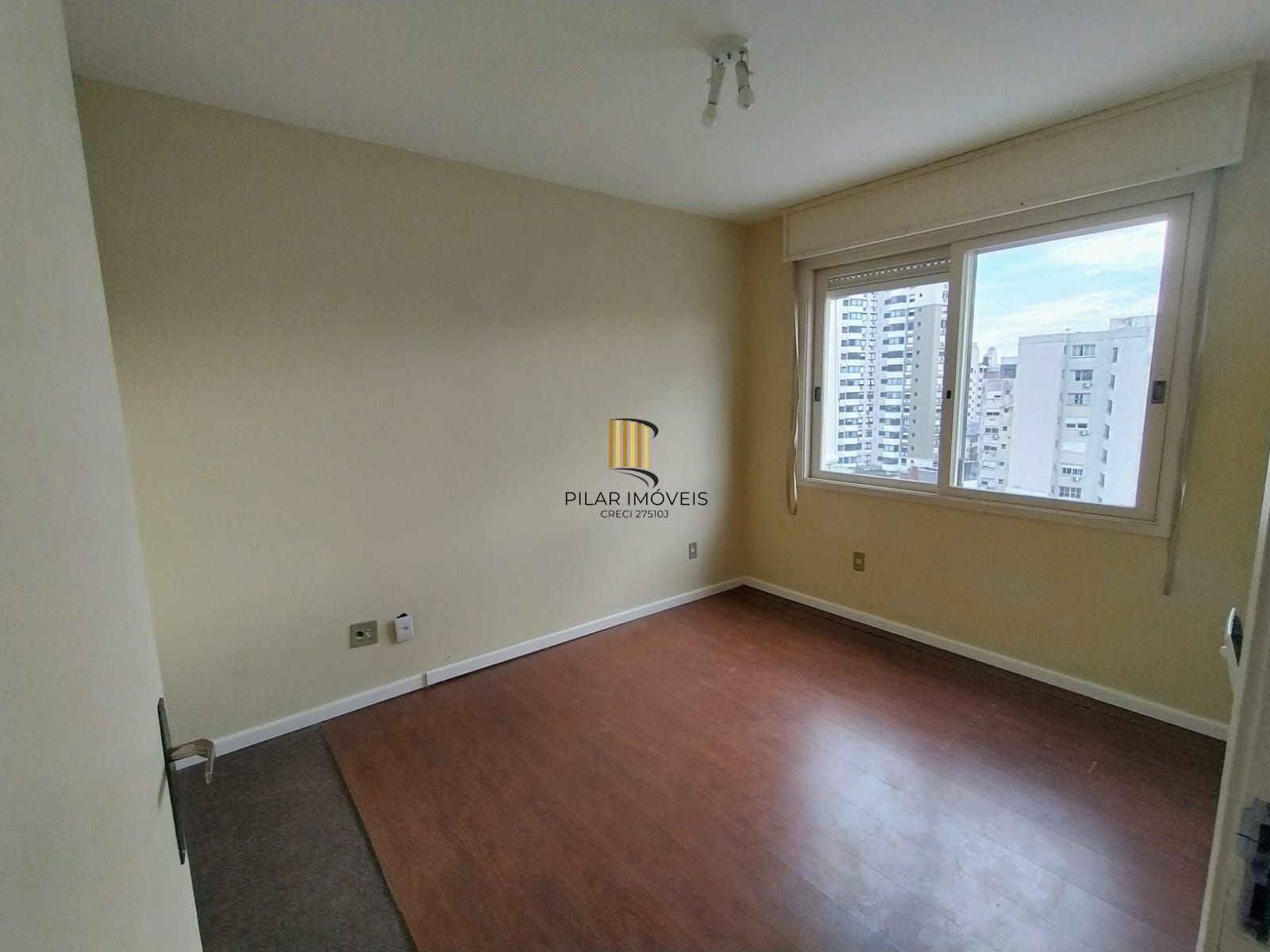 Vende apartamento 2 quartos, andar alto, sacada e gragem na cidade Baixa.